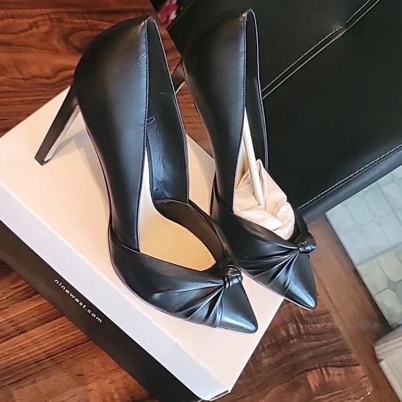 Nine West Elegant Black Knotted Heels - Picture 5 of 5